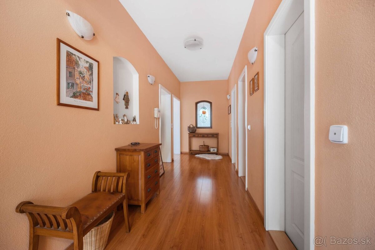 Priestranný 6-izbový rodinný dom s dvojgarážou a krásnou záh - 12