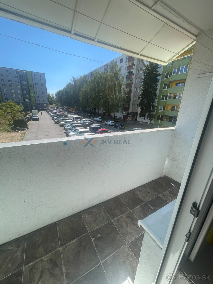 Priestranný 3-izbový byt s balkónom - 12