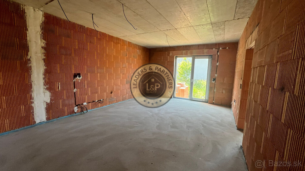 NA PREDAJ - Rodinný 4-izbový holobyt v novostavbe v Lipanoch - 12