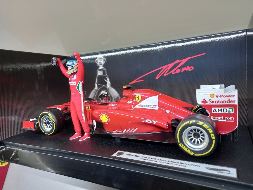 F1 FERRARI F2012 VÍTĚZ GP MALAYSIE 2012 ALONSO HOTWHEELS - 12