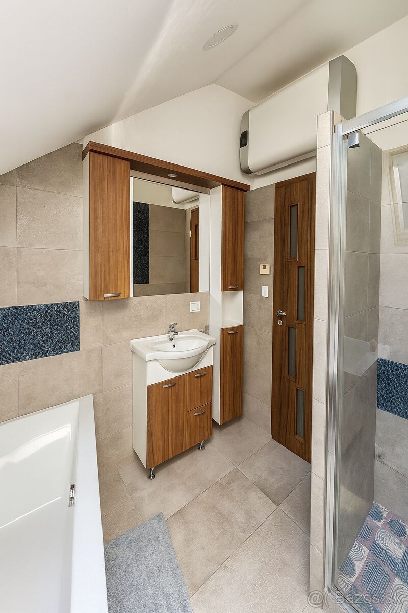 Krásny dom s bazénom, garážou a altánkom ZNÍŽENÁ CENA - 12