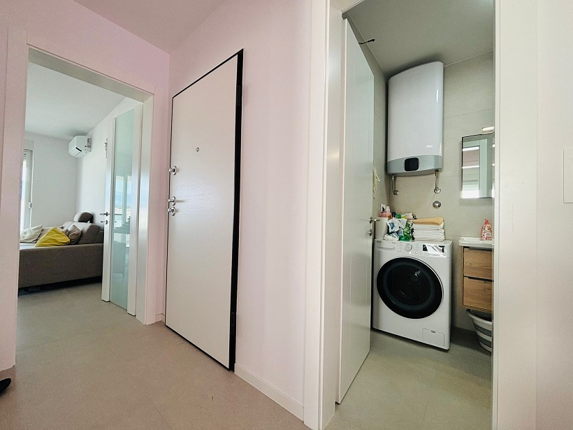 Chorvátsko-Trojizbový apartmán s veľkou terasou blízko pláže - 12