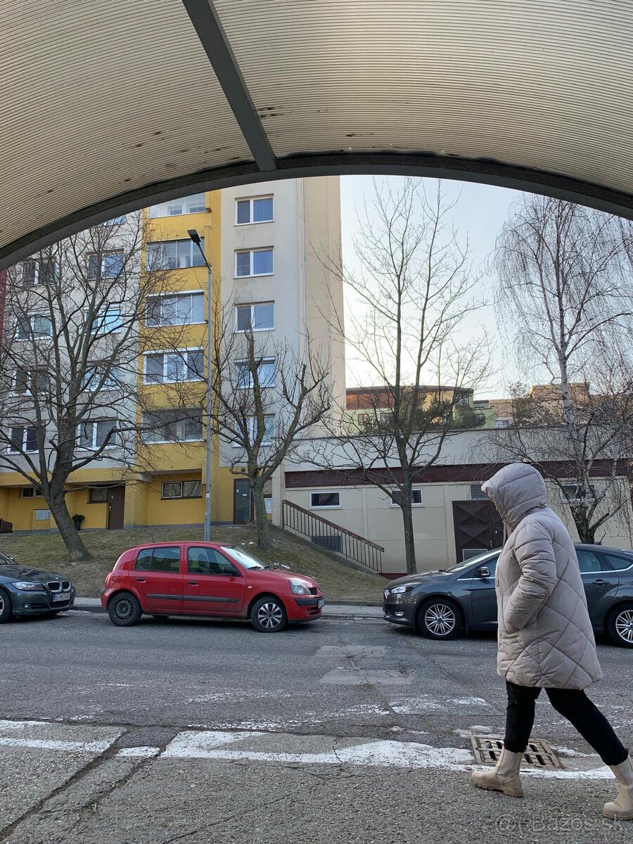 Predám podzemnú garáž s bránou - vykurovanú - 12