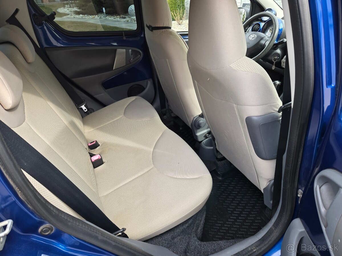 Toyota Aygo 1.0i - 12