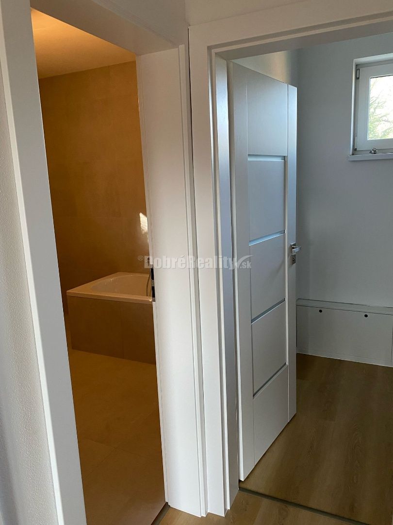 Štýlová novostavba 3-izbového bytu s terasou v obci Banka, l - 12