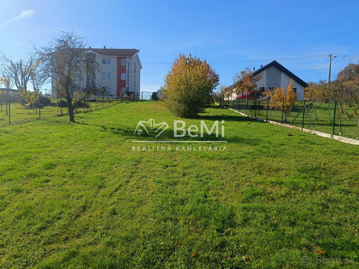 Pozemok - Ardanovce, všetky siete na pozemku. Piešťany -13km - 12