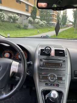 Toyota Auris 2010 2.2d - 12