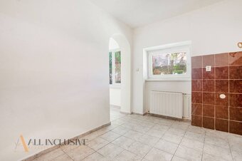ALL INCLUSIVE | NA PREDAJ STARŠÍ RD NA 914 M² POZEMKU, MALÉ  - 12