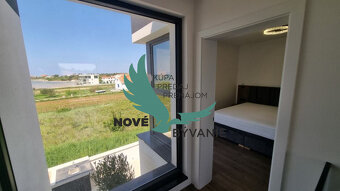 Luxusná novostavba vily s bazénom a nerušeným výhľadom na mo - 12