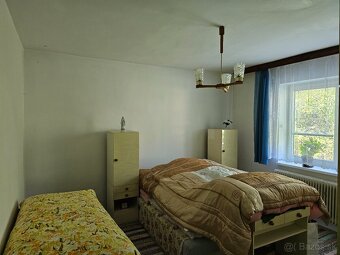 Zachovalý rodinný dom s veľkým pozemkom blízko KNM - 12