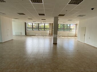 Na prenájom  pekný obchodný priestor o rozlohe 250m2 v Rimav - 12