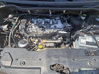 Toyota corolla verso 2,2d4d 100kw - 12