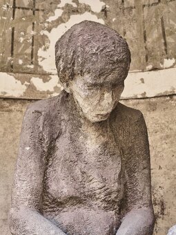 Obrie pieskovcové súsošie „Matka s dieťaťom” z obdobia prvej - 12