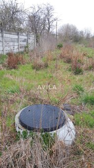 NA PREDAJ: priemyselný pozemok s dvoma budovami - Vlčkovce - 12