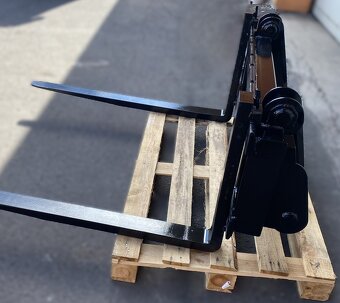 rýchloupínač a paletovacie vidly na traktorbáger komatsu WB - 12