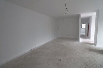 MODERNÝ DVOJDOM V POVODE- VEĽKÝ POZEMOK - 12