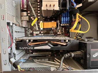 Pc zostava s monitorom a reproduktormi - 12