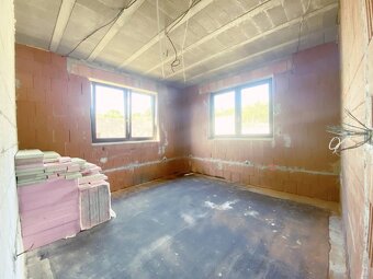 4 izbový bungalov na samote s pozemkom 3532 m2.Kolíňany Bara - 12