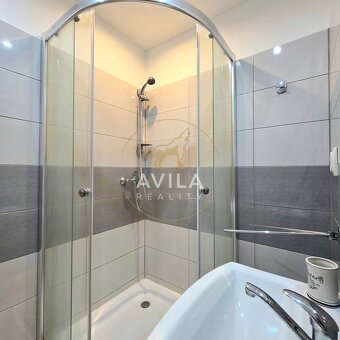 TOP PONUKA VEĽKÁ GARSÓNKA (33m²) S KLÍMOU, ZASKLENÝM BALKÓN - 12
