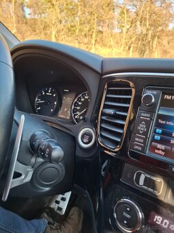 Mitsubishi Outlander - 12