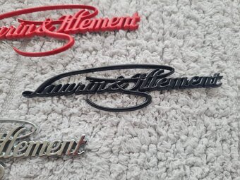 Nápis Laurin Klement , chrom, zlatý, červený, čierny - 12
