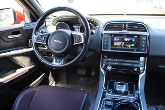 Jaguar XE - 12