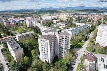 Veľkometrážny 2 izbový byt vybavený balkónom. komorou. šatní - 12
