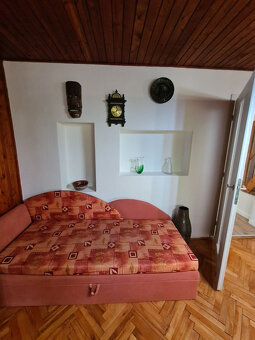 Zaujímavá pekná priestranná murovaná chata v prírode - 12