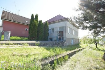 Ponúkame na predaj rodinný dom s garážou a veľkým pozemkom v - 12