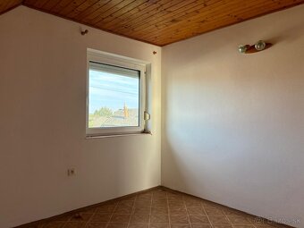 4 - izbový dvojpodlažný podpivničený rodinný dom - 12