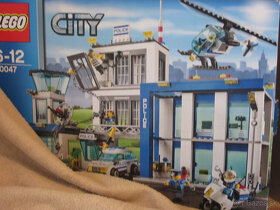 Lego City - 60047 - Policajná stanica - 851 kociek - 12