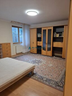 Priestranný byt v centre Bratislavy so záhradou - 12