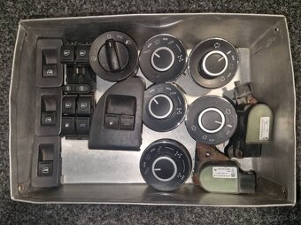 Tlačidlá, kastlík, reproduktory vW Touareg 7l - 12