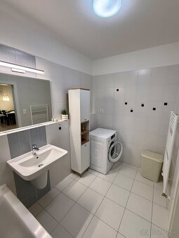 Na predaj priestranný 2 izbový byt v Ružinove s parkovaním - 12