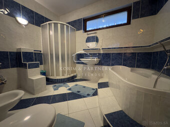 Atypický, priestranný rodinný dom v tichej časti Komárna - 12