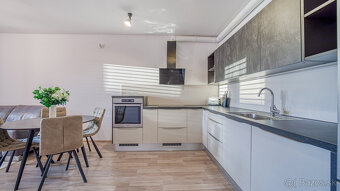 Moderný kompletne zariadený 2 izb byt s balkónom, pivnicou a - 12