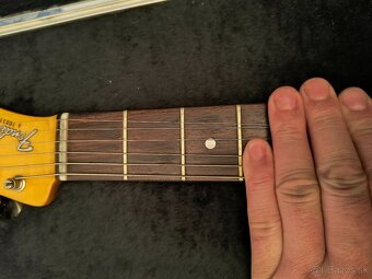 Fender Bullet z roku 1981 – červený „Vyrobené v USA - 12