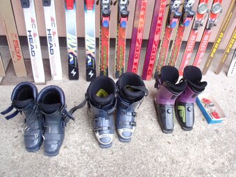 Lyžařská výbava - 9 párů lyží, hůlky, boty - 12