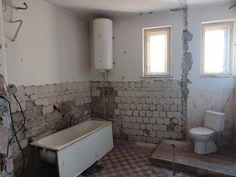 Budova s veľkým potenciálom v centre Modrého Kameňa - 12