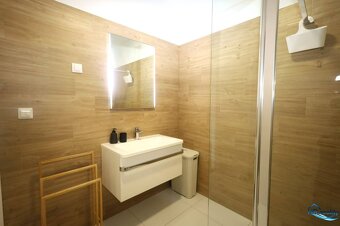 Vodice, Srima – dom s bazénom a strešnou terasou - 12