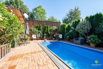 Štýlový a priestranný rodinný dom v slepej ulici s bazénom - 12