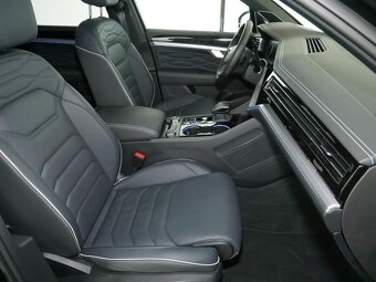 Volkswagen Touareg 3.0TDI R-Line BlackStyle 4x4 Automatic - 12