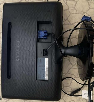 Predám tieto rôzne monitory vga dvi d - 12