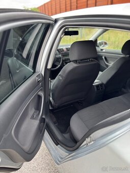 Parádny Vw Golf generácia 5 1.4 benzín 55kw - 12