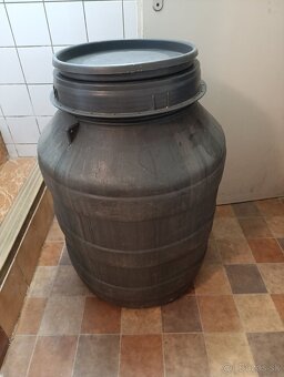 Demižóny a nádoba na hrozno - 12