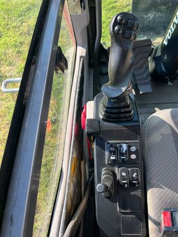 Kolesové rypadlo Volvo EWR150E - 12