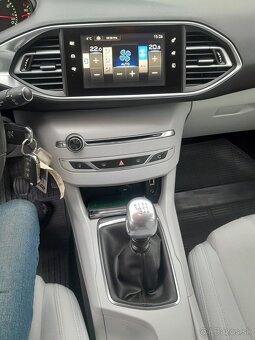 Peugeot 308 benzín - 12