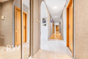 VÝHĽAD NA PREZ. PALÁC - 4 izb. 130 m2 + balkón - Staré Mesto - 12