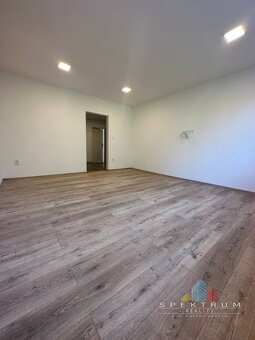 SPEKTRUM REALITY- Na PREDAJ 3 -izbový byt, 64m2 s loggiou, H - 12