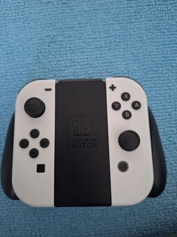 Nintendo Switch OLED + 7 hier + 2x Joy-Con + púzdro – stav a - 12